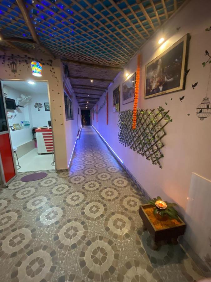 The Sunaina Hotel Варанаси Екстериор снимка